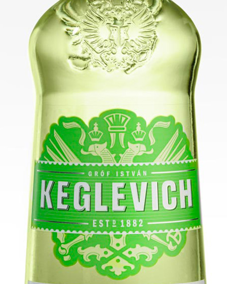 Dettaglio del fronte della bottiglia di Keglevich Mela Verde
